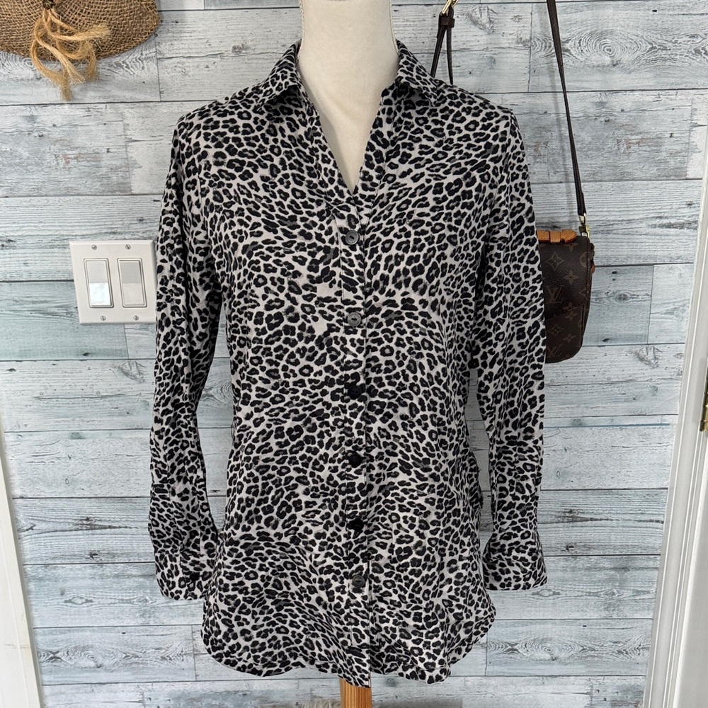 FOXCROFT FOR APPLESEED’S WRINKLE FREE BLACK & WHITE LEOPARD PRINT BLOUSE